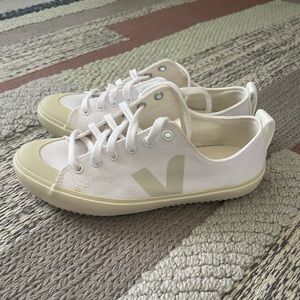 Woman’s Size 7 Veja Sneakers